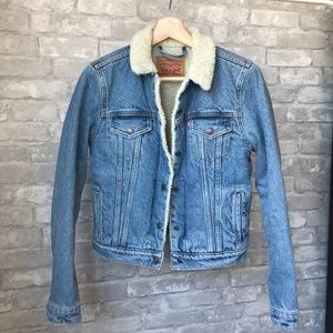 Levi’s Sherpa Jacket XS never worn
